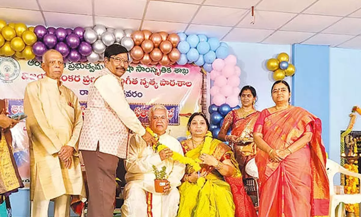 Andhra: नृत्य गुरु पसुमर्थी का सेवानिवृत्ति पर सम्मान Andhra: नृत्य गुरु पसुमर्थी का सेवानिवृत्ति पर सम्मान