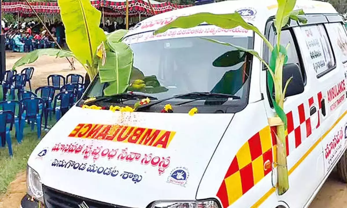 Andhra: समाजसेवी ने एम्बुलेंस दान की Andhra: समाजसेवी ने एम्बुलेंस दान की