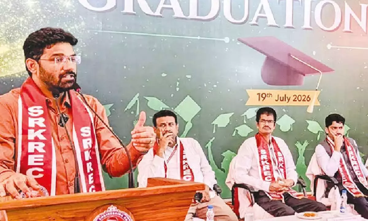 Andhra: छात्रों से समस्या-समाधानकर्ता के रूप में उभरने को कहा गया Andhra: छात्रों से समस्या-समाधानकर्ता के रूप में उभरने को कहा गया