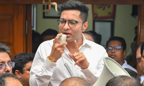 बंगाल: भाजपा नेताओं ने अभिषेक बनर्जी के खिलाफ शिकायत दर्ज कराई बंगाल: भाजपा नेताओं ने अभिषेक बनर्जी के खिलाफ शिकायत दर्ज कराई