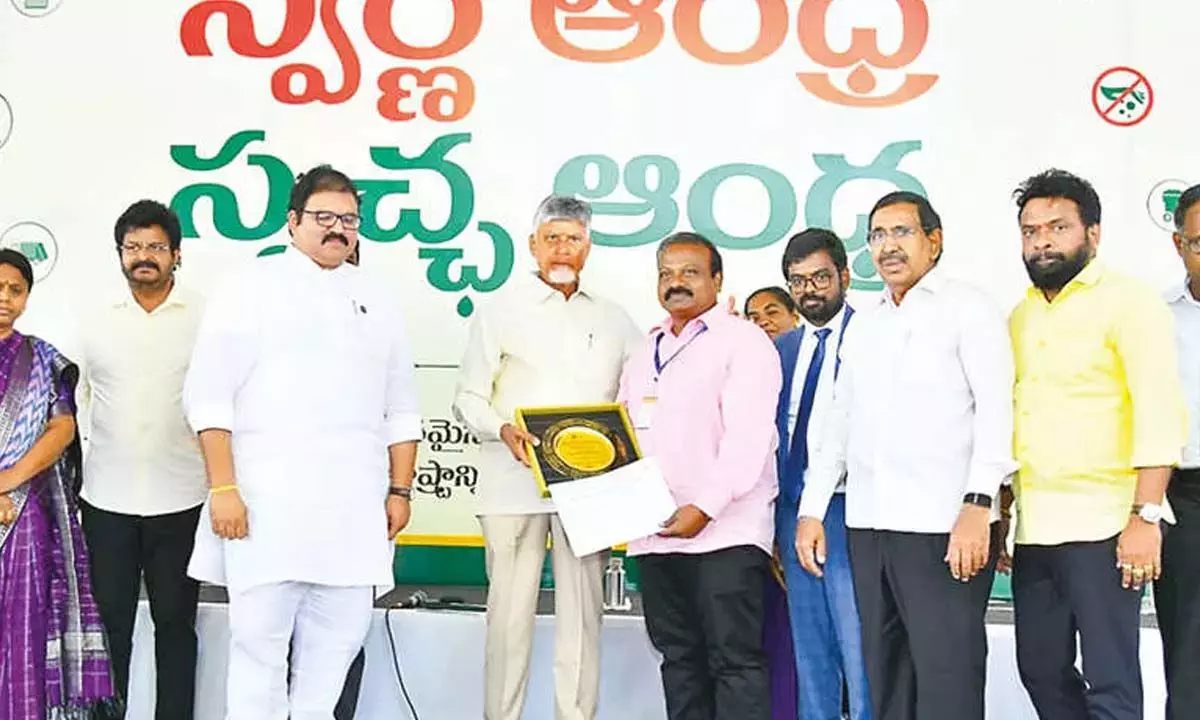 Andhra: वुय्युरु सिविक बॉडी ‘ऑपरेशन क्लीन स्वीप’ में राज्य में सबसे आगे रही Andhra: वुय्युरु सिविक बॉडी ‘ऑपरेशन क्लीन स्वीप’ में राज्य में सबसे आगे रही