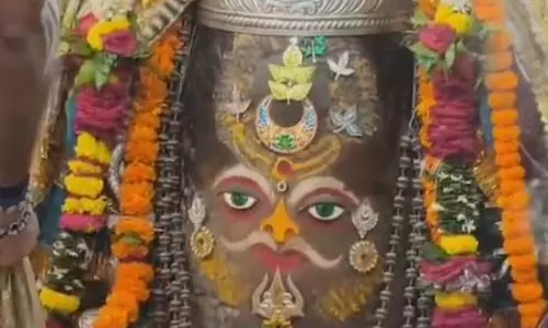 बाबा महाकाल की भस्म आरती में शामिल हुए हजारों श्रद्धालु, किया गया भव्य शृंगार बाबा महाकाल की भस्म आरती में शामिल हुए हजारों श्रद्धालु, किया गया भव्य शृंगार