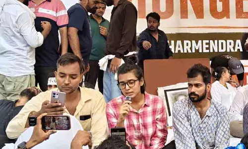Delhi वांगचुक के बाद 3 छात्रों की भूख हड़ताल जारी Delhi वांगचुक के बाद 3 छात्रों की भूख हड़ताल जारी