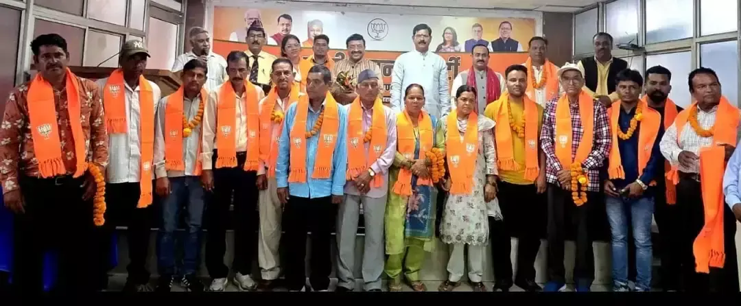 Dehradun: भाजपा को मिला जनप्रतिनिधियों और सामाजिक कार्यकर्ताओं का साथ Dehradun: भाजपा को मिला जनप्रतिनिधियों और सामाजिक कार्यकर्ताओं का साथ
