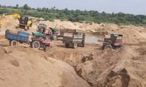 Nuh: अवैध खनन के खिलाफ नूंह पुलिस की कार्रवाई, छह ट्रैक्टर-ट्रॉलियां पकड़ीं Nuh: अवैध खनन के खिलाफ नूंह पुलिस की कार्रवाई, छह ट्रैक्टर-ट्रॉलियां पकड़ीं
