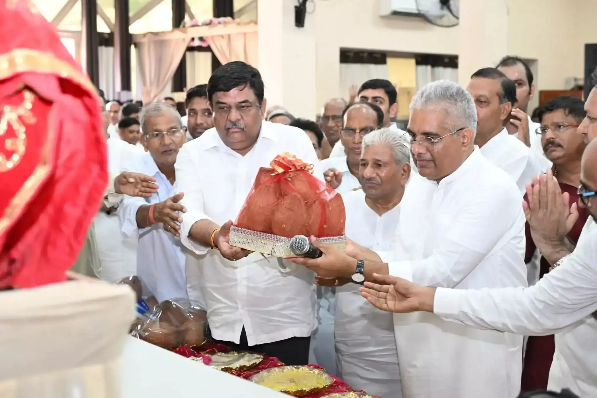 Alwar: चातुर्मास मंगल प्रवेश कार्यक्रम में केंद्रीय मंत्री और वन मंत्री ने की शिरकत Alwar: चातुर्मास मंगल प्रवेश कार्यक्रम में केंद्रीय मंत्री और वन मंत्री ने की शिरकत