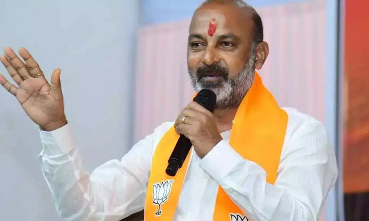 Telangana: बंदी ने 2,293.74 करोड़ रुपये के पंचायत फंड डायवर्जन की जांच की मांग की Telangana: बंदी ने 2,293.74 करोड़ रुपये के पंचायत फंड डायवर्जन की जांच की मांग की