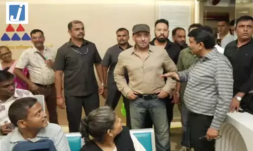 सेहत और लुक्स पर चर्चा के बीच सलमान खान का स्वैग बरकरार...फैंस ने सेहत को लेकर जताई थी चिंता, देखें VIRAL वीडियो सेहत और लुक्स पर चर्चा के बीच सलमान खान का स्वैग बरकरार...फैंस ने सेहत को लेकर जताई थी चिंता, देखें VIRAL वीडियो
