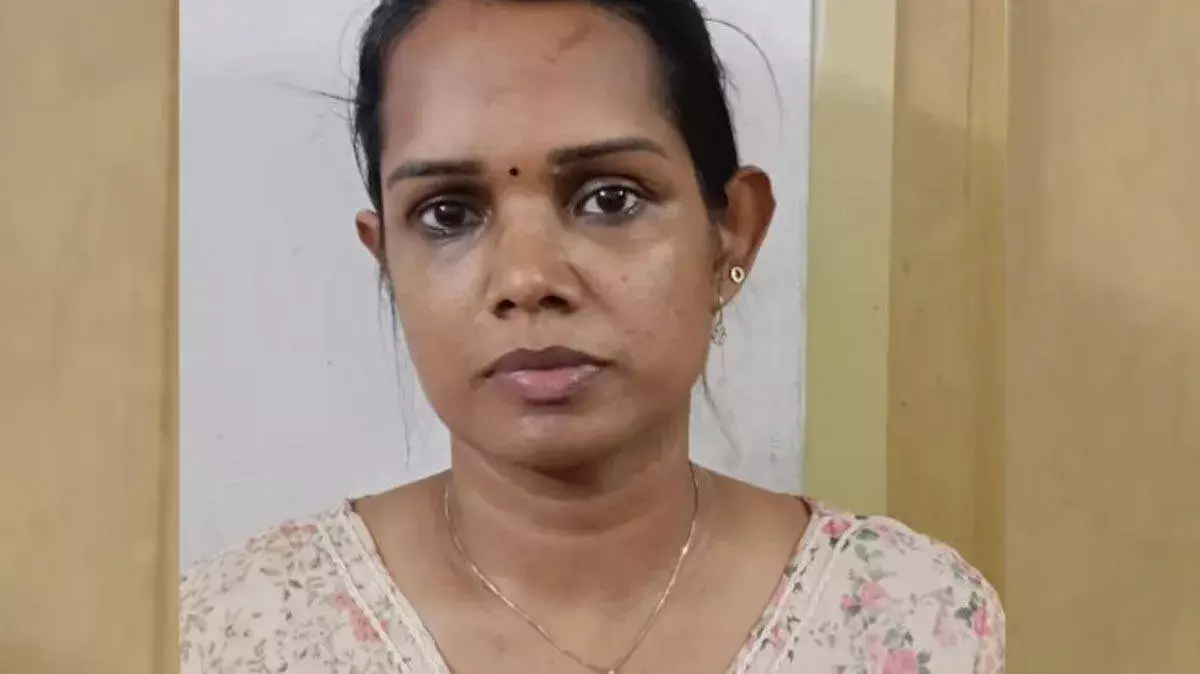 हनी ट्रैप में फंसा तेलंगाना का कारोबारी: ₹5 करोड़ की मांग और परिवार को दी गई धमकी हनी ट्रैप में फंसा तेलंगाना का कारोबारी: ₹5 करोड़ की मांग और परिवार को दी गई धमकी