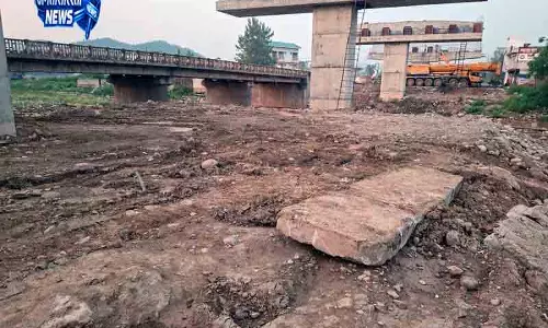 Nurpur गरेली खड्ड में डंपिंग से बाढ़ का खतरा Nurpur गरेली खड्ड में डंपिंग से बाढ़ का खतरा