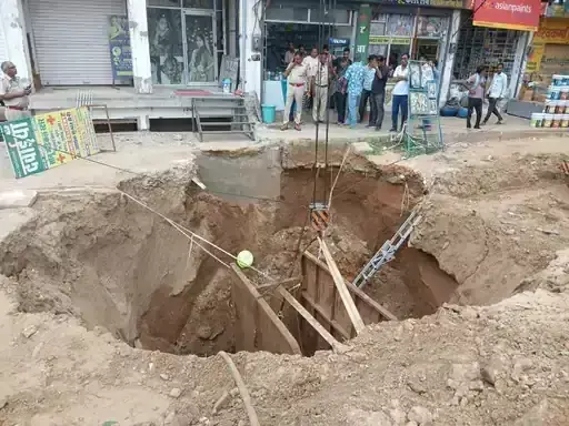 Jaipur: रेस्क्यू ऑपरेशन से मिली जिंदगी, 20 फीट नीचे दबे थे मजदूर Jaipur: रेस्क्यू ऑपरेशन से मिली जिंदगी, 20 फीट नीचे दबे थे मजदूर
