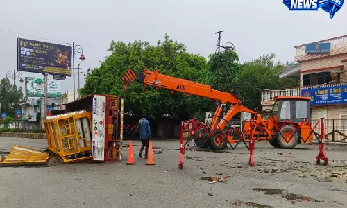संजय नगर में बड़ा सड़क हादसा, स्पीड ब्रेकर पर अनियंत्रित होकर पलटा CNG टैंकर संजय नगर में बड़ा सड़क हादसा, स्पीड ब्रेकर पर अनियंत्रित होकर पलटा CNG टैंकर