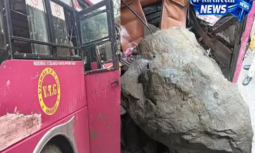 जम्मू-कश्मीर के डोडा में बड़ा हादसा, चलती बस पर चट्टान गिरने से 2 की मौत जम्मू-कश्मीर के डोडा में बड़ा हादसा, चलती बस पर चट्टान गिरने से 2 की मौत