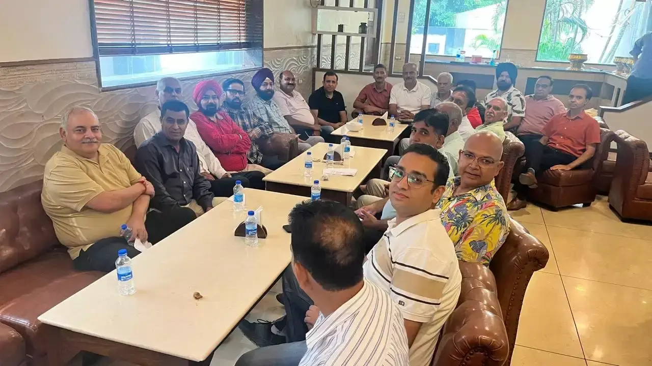 Jammu: लंबित समस्याओं के समाधान की मांग, निजी स्कूल कमेटी ने जताई चिंता Jammu: लंबित समस्याओं के समाधान की मांग, निजी स्कूल कमेटी ने जताई चिंता