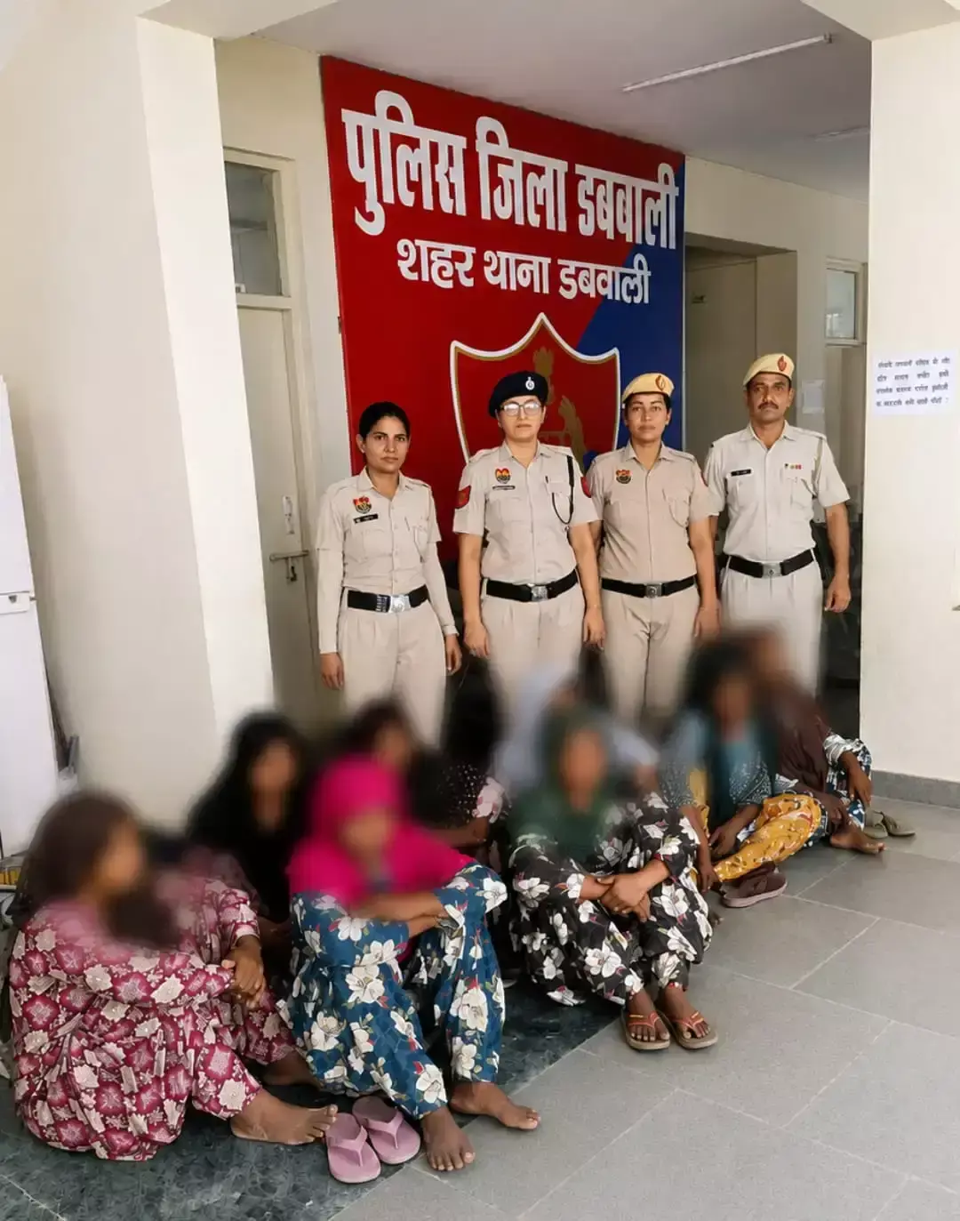 Sirsa: सिरसा में महिला चोर गैंग का भंडाफोड़, आठ महिलाएं गिरफ्तार Sirsa: सिरसा में महिला चोर गैंग का भंडाफोड़, आठ महिलाएं गिरफ्तार