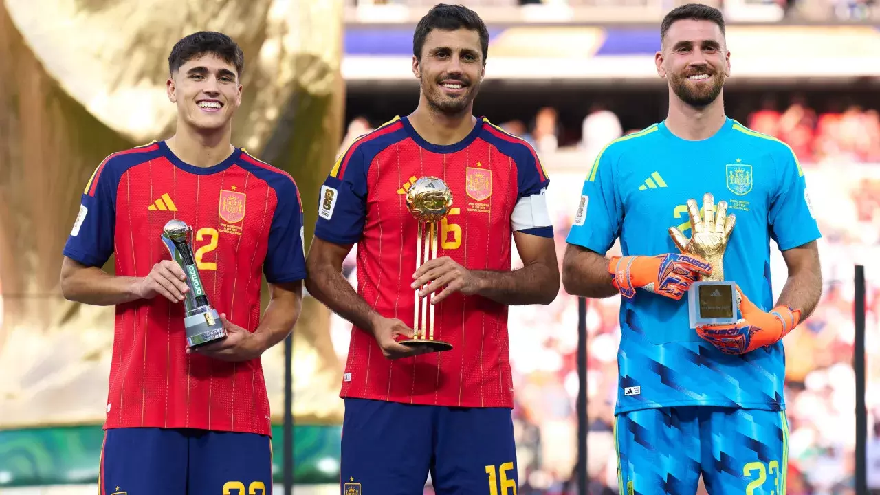 कुबारसी ने FIFA यंग प्लेयर अवॉर्ड जीता, साइमन को गोल्डन ग्लव मिला कुबारसी ने FIFA यंग प्लेयर अवॉर्ड जीता, साइमन को गोल्डन ग्लव मिला