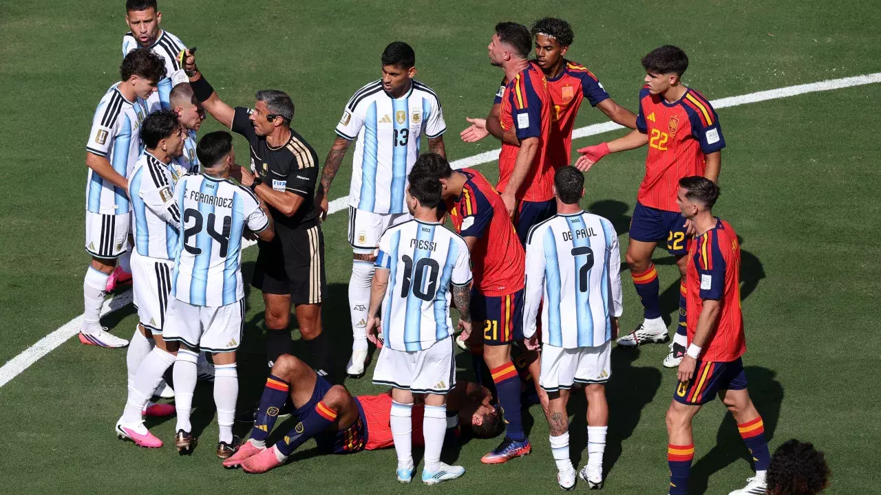 FIFA फाइनल में बवाल: मैच खत्म होते ही चले मुक्के, पारेडेस ने पकड़ा गला FIFA फाइनल में बवाल: मैच खत्म होते ही चले मुक्के, पारेडेस ने पकड़ा गला