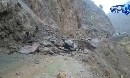 Jammu & Kashmir डोडा में यात्री बस और घर पर चट्टानें गिरने से 3 की मौत Jammu & Kashmir डोडा में यात्री बस और घर पर चट्टानें गिरने से 3 की मौत
