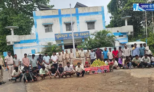 जुए फड़ पर पुलिस की दबिश, 33 जुआरी गिरफ्तार
