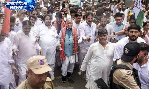 Jammu में कांग्रेस प्रदर्शन, पुलिस ने रोका मार्च Jammu में कांग्रेस प्रदर्शन, पुलिस ने रोका मार्च