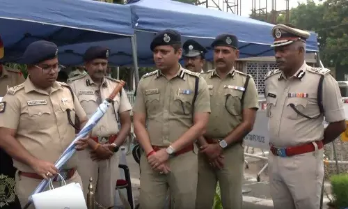 Kolkata: पुलिस जवानों के लिए नया आदेश, ड्यूटी में ईयरफोन लगाने पर कार्रवाई Kolkata: पुलिस जवानों के लिए नया आदेश, ड्यूटी में ईयरफोन लगाने पर कार्रवाई