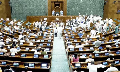 लोकसभा की कार्यवाही तीसरी बार स्थगित, मानसून सत्र के पहले दिन हंगामे की भेंट चढ़े प्रश्नकाल और शून्यकाल लोकसभा की कार्यवाही तीसरी बार स्थगित, मानसून सत्र के पहले दिन हंगामे की भेंट चढ़े प्रश्नकाल और शून्यकाल