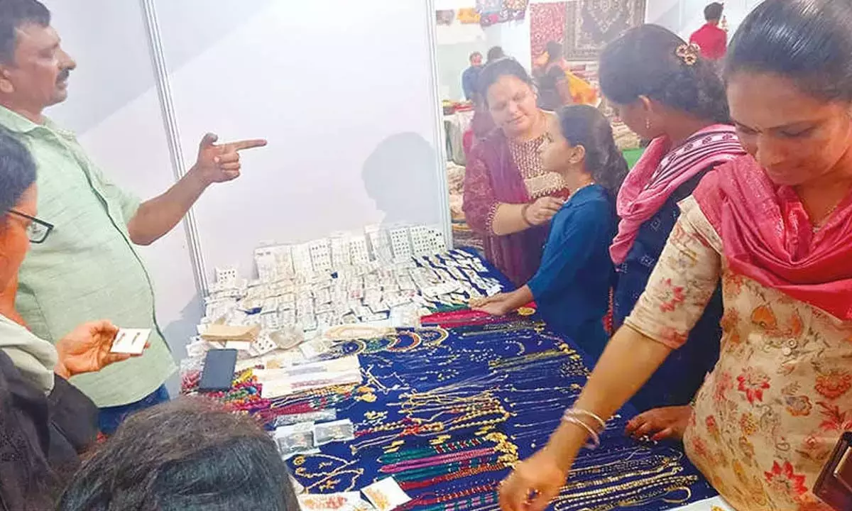 Andhra: हस्तशिल्प महोत्सव को अच्छा रिस्पांस Andhra: हस्तशिल्प महोत्सव को अच्छा रिस्पांस
