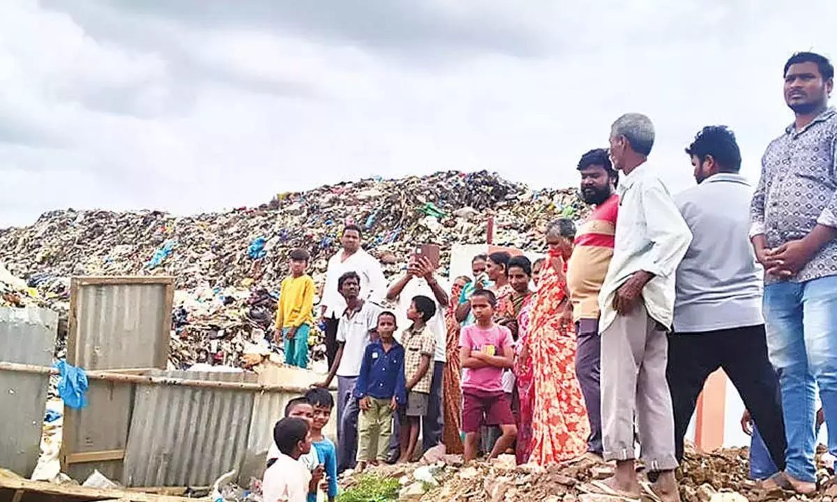 Andhra: खतरनाक चिकित्सा अपशिष्ट डंपिंग से नंद्याल शहर में आक्रोश फैल गया Andhra: खतरनाक चिकित्सा अपशिष्ट डंपिंग से नंद्याल शहर में आक्रोश फैल गया