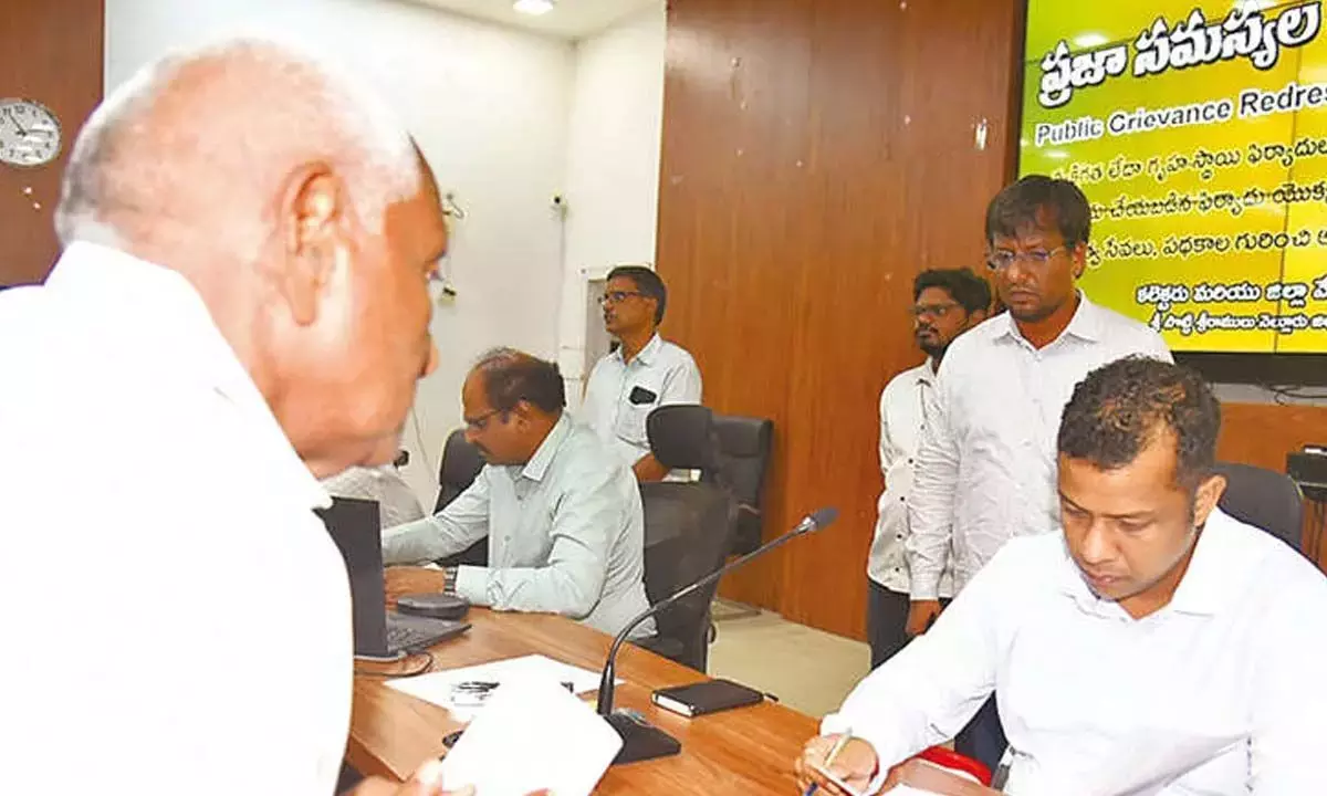 Andhra: कलेक्टर नेल्लोर पीजीआरएस याचिकाओं पर त्वरित कार्रवाई करता है Andhra: कलेक्टर नेल्लोर पीजीआरएस याचिकाओं पर त्वरित कार्रवाई करता है