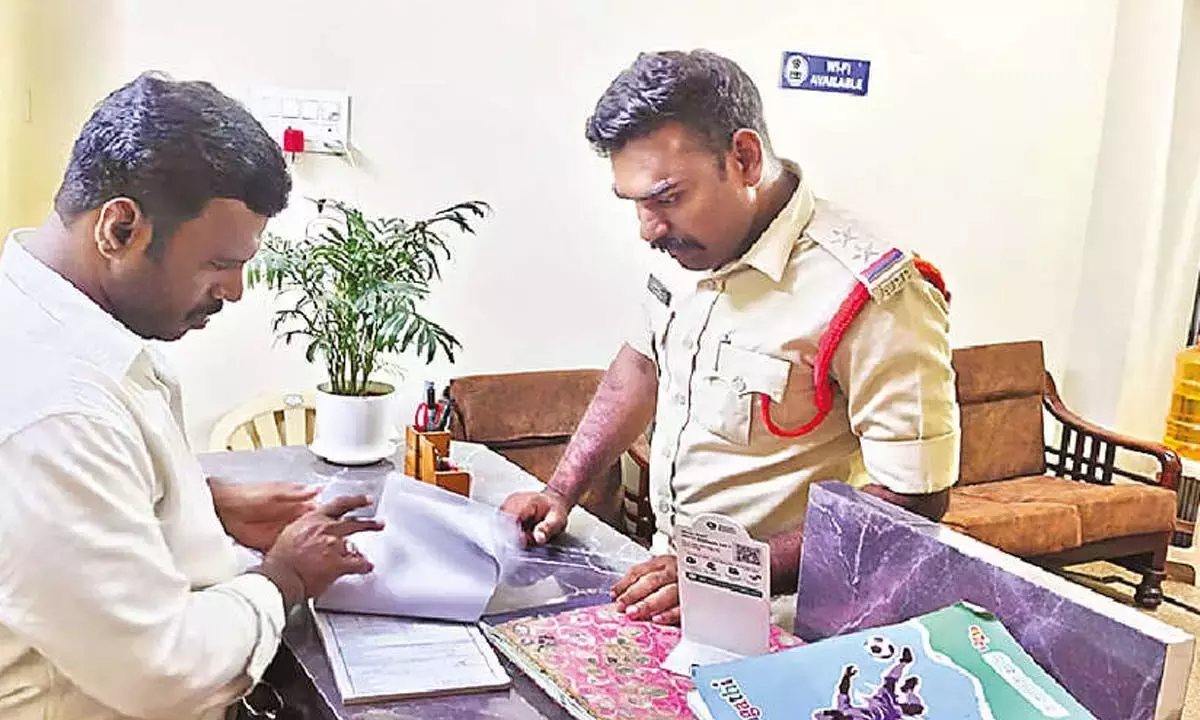 Andhra: चित्तूर पुलिस ने अवैध वेश्यालयों और तस्करी नेटवर्क के खिलाफ युद्ध की घोषणा की Andhra: चित्तूर पुलिस ने अवैध वेश्यालयों और तस्करी नेटवर्क के खिलाफ युद्ध की घोषणा की