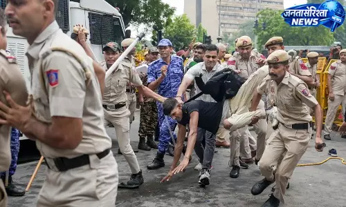 लाठीचार्ज के बाद आंसू गैस, संसद की सुरक्षा बढ़ी लाठीचार्ज के बाद आंसू गैस, संसद की सुरक्षा बढ़ी