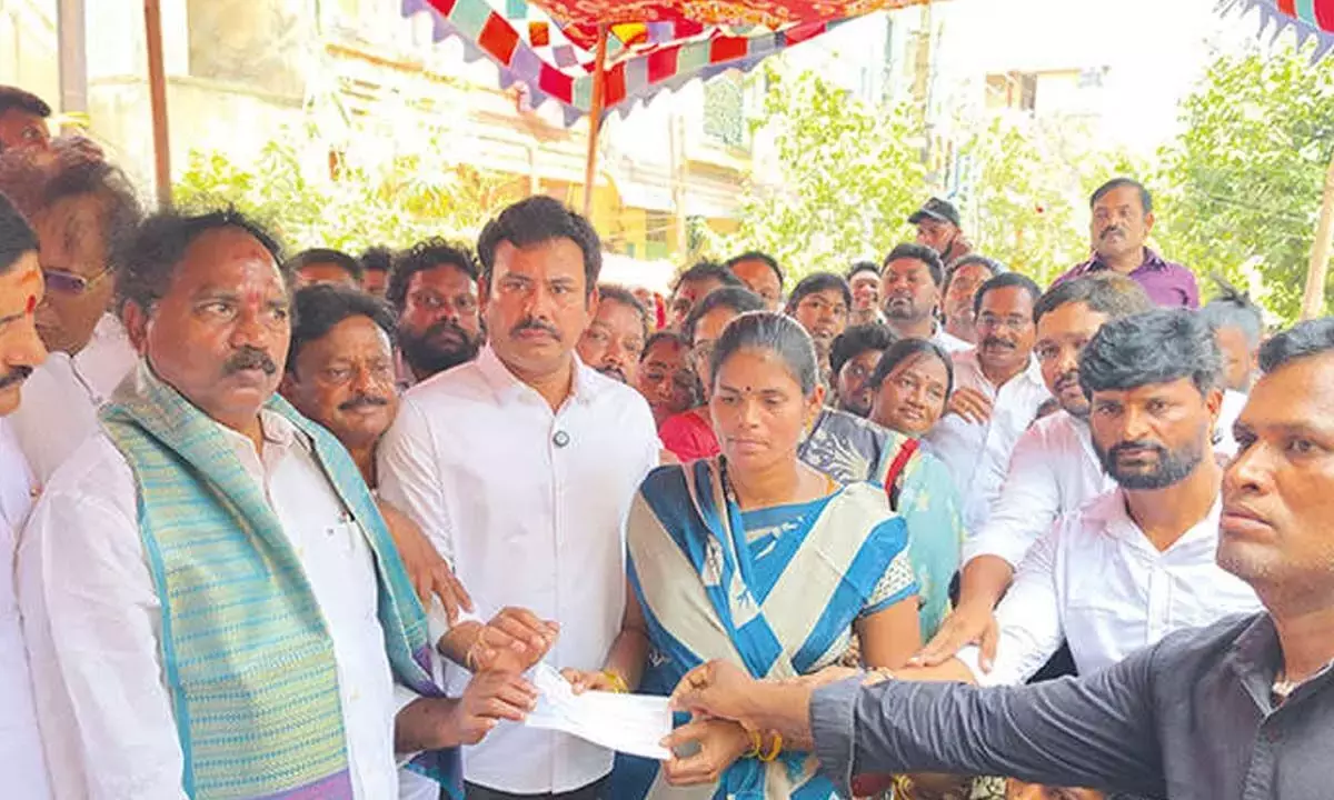 YSRCP ने प्रभावित मछुआरों के परिवारों को मुआवजे के चेक सौंपे YSRCP ने प्रभावित मछुआरों के परिवारों को मुआवजे के चेक सौंपे