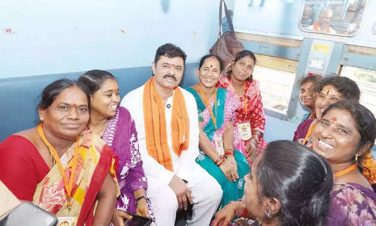 Andhra: अनकापल्ली सांसद ने निःशुल्क अयोध्या-वाराणसी तीर्थयात्रा ट्रेन को हरी झंडी दिखाई Andhra: अनकापल्ली सांसद ने निःशुल्क अयोध्या-वाराणसी तीर्थयात्रा ट्रेन को हरी झंडी दिखाई