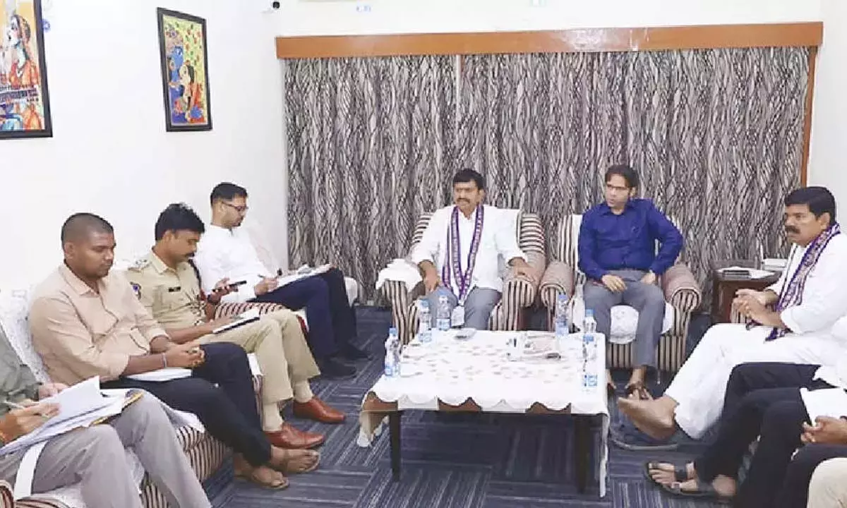 पोंगुलेटी ने भूमि पुन: सर्वेक्षण को समयबद्ध तरीके से पूरा करने का निर्देश दिया पोंगुलेटी ने भूमि पुन: सर्वेक्षण को समयबद्ध तरीके से पूरा करने का निर्देश दिया