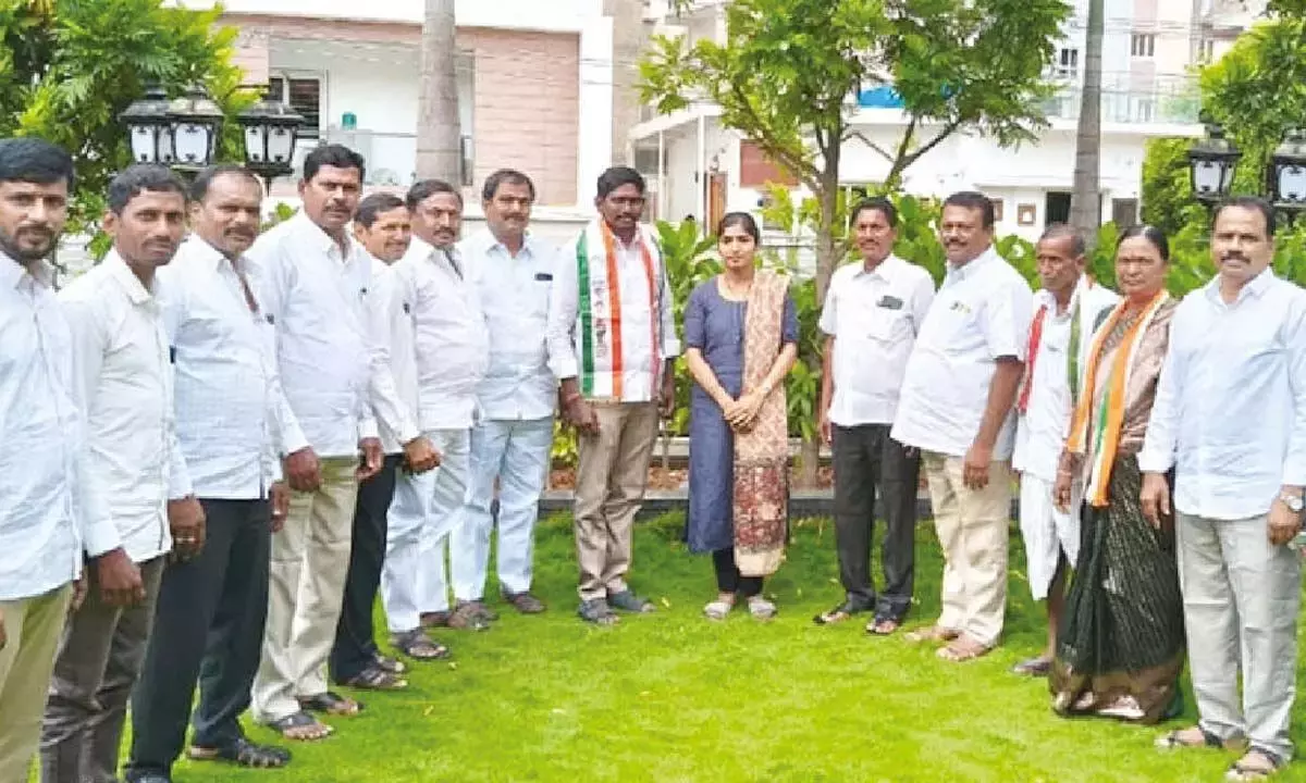 Telangana: लक्ष्मीनारायणपुरम के सरपंच कांग्रेस में शामिल Telangana: लक्ष्मीनारायणपुरम के सरपंच कांग्रेस में शामिल