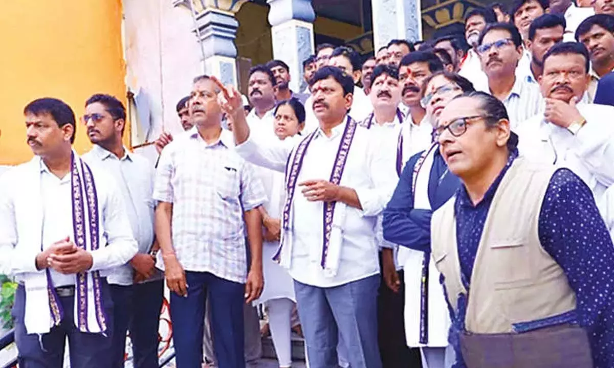 Telangana: पोंगुलेटी ने गोदावरी पुष्करम से पहले भदाद्री मंदिर के जीर्णोद्धार पर जोर दिया Telangana: पोंगुलेटी ने गोदावरी पुष्करम से पहले भदाद्री मंदिर के जीर्णोद्धार पर जोर दिया