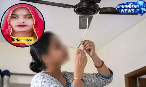 यूपी में दर्दनाक हादसा, पंखे का तार छीलते समय महिला की मौत यूपी में दर्दनाक हादसा, पंखे का तार छीलते समय महिला की मौत
