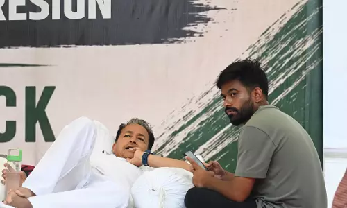 अनशन पर सियासत तेज, वांगचुक अस्पताल में भर्ती तो दीपके ने समाप्त की हड़ताल अनशन पर सियासत तेज, वांगचुक अस्पताल में भर्ती तो दीपके ने समाप्त की हड़ताल