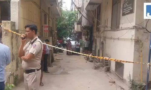 संदिग्ध हालत में फ्लैट से मिले 2 शव, लड़की पिछले 2 साल से किराए पर रह रही थी संदिग्ध हालत में फ्लैट से मिले 2 शव, लड़की पिछले 2 साल से किराए पर रह रही थी