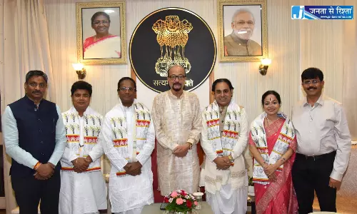 राज्यपाल डेका से असम के शास्त्रीय नृत्य कलाकारों ने की भेंट राज्यपाल डेका से असम के शास्त्रीय नृत्य कलाकारों ने की भेंट