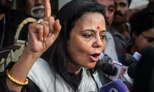 बागी सांसदों पर महुआ का वार, संसद में अब गद्दारों के लिए अलग बेंच बागी सांसदों पर महुआ का वार, संसद में अब गद्दारों के लिए अलग बेंच