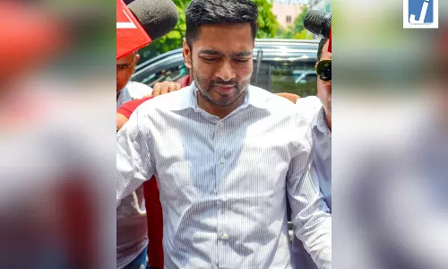 अभिषेक बनर्जी को इलाज के लिए विदेश जाने की अनुमति नहीं, हाईकोर्ट ने खारिज की याचिका अभिषेक बनर्जी को इलाज के लिए विदेश जाने की अनुमति नहीं, हाईकोर्ट ने खारिज की याचिका