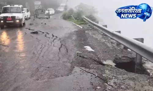 बारिश बनी आफत, मसूरी-देहरादून मार्ग प्रभावित बारिश बनी आफत, मसूरी-देहरादून मार्ग प्रभावित