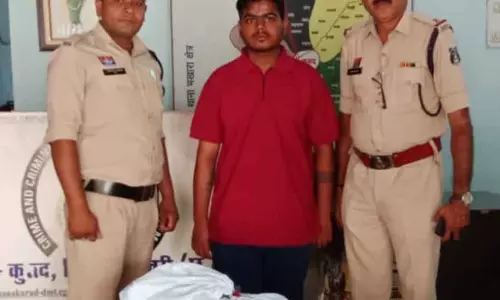 कुरूद पुलिस ने अवैध शराब बेचते युवक को रंगे हाथों पकड़ा कुरूद पुलिस ने अवैध शराब बेचते युवक को रंगे हाथों पकड़ा