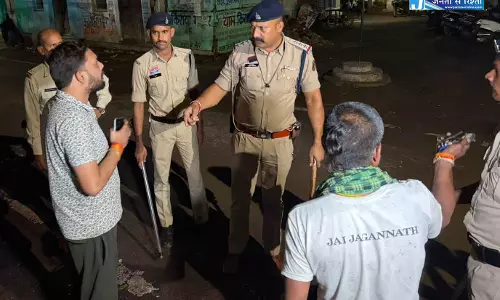 रायपुर के 9 इलाकों में पुलिस का छापा, 54 गुंडा 29 निगरानी बदमाश और 20 चाकूबाज आए पकड़ में रायपुर के 9 इलाकों में पुलिस का छापा, 54 गुंडा 29 निगरानी बदमाश और 20 चाकूबाज आए पकड़ में