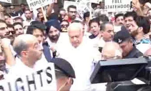 फारूक अब्दुल्ला ने की जम्मू-कश्मीर का दर्जा बहाल करने के विरोध प्रदर्शन की अगुवाई, बोले- हमसे किया गया वादा पूरा करे केंद्र फारूक अब्दुल्ला ने की जम्मू-कश्मीर का दर्जा बहाल करने के विरोध प्रदर्शन की अगुवाई, बोले- हमसे किया गया वादा पूरा करे केंद्र