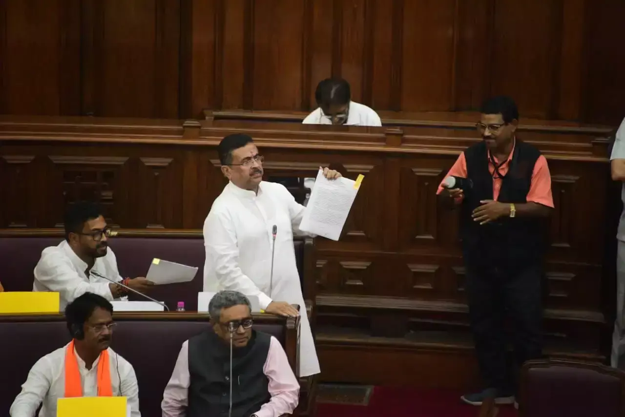 Kolkata: बंगाल सरकार का बड़ा फैसला, सरकारी कामकाज में बांग्ला जरूरी Kolkata: बंगाल सरकार का बड़ा फैसला, सरकारी कामकाज में बांग्ला जरूरी