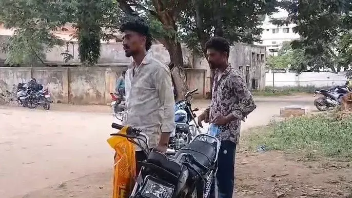 बाइक पर शव ले जाने का मामला: माँ का शव कब्र से निकालने वाले बेटों पर FIR बाइक पर शव ले जाने का मामला: माँ का शव कब्र से निकालने वाले बेटों पर FIR