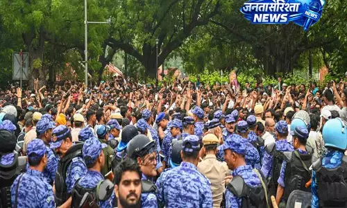 CJP संस्थापक विवाद: दिल्ली पुलिस ने हिरासत में लेने की रिपोर्ट को नकारा CJP संस्थापक विवाद: दिल्ली पुलिस ने हिरासत में लेने की रिपोर्ट को नकारा