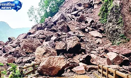 पनियाला मंदिर के पास दरकी पहाड़ी, यातायात ठप पनियाला मंदिर के पास दरकी पहाड़ी, यातायात ठप